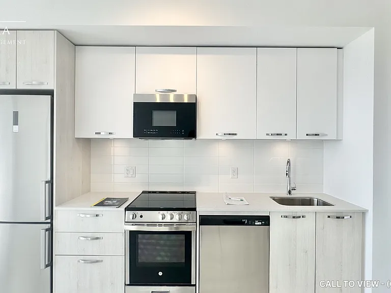 75 James St S #2815 — Photo 2