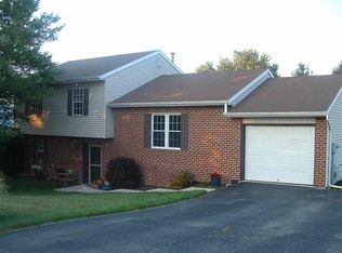 2833 Glen Hollow Dr, York, PA 17406
