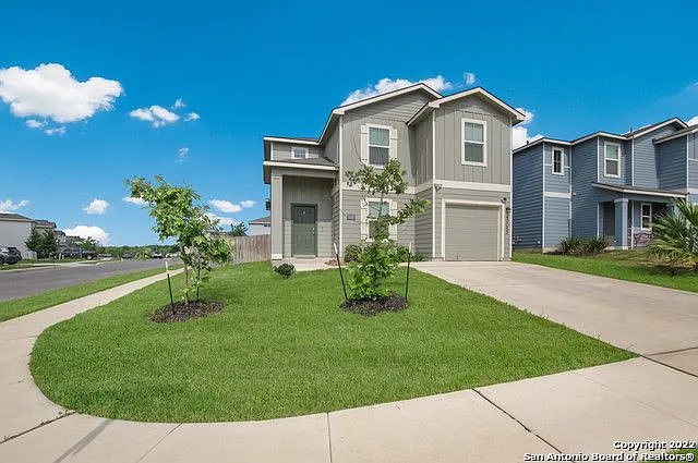 5 bed, 2.5 bath, 1900 sqft, $2,000 — Photo 2