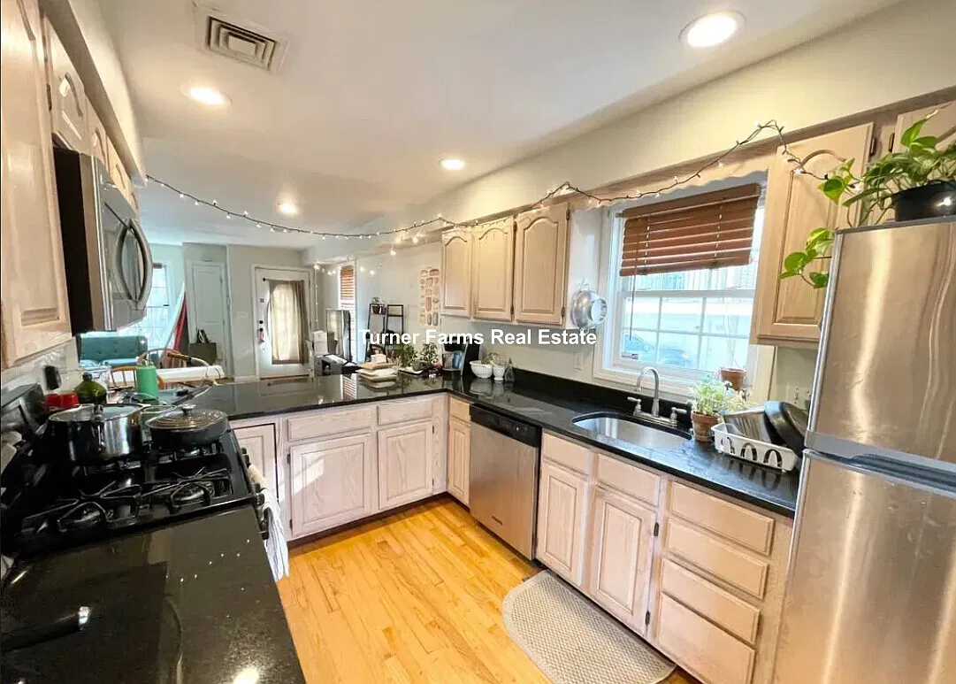 5 bed, 9999 sqft, $7,900 — Photo 1