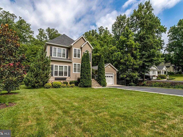 2862 Rosemary Ln — Photo 1