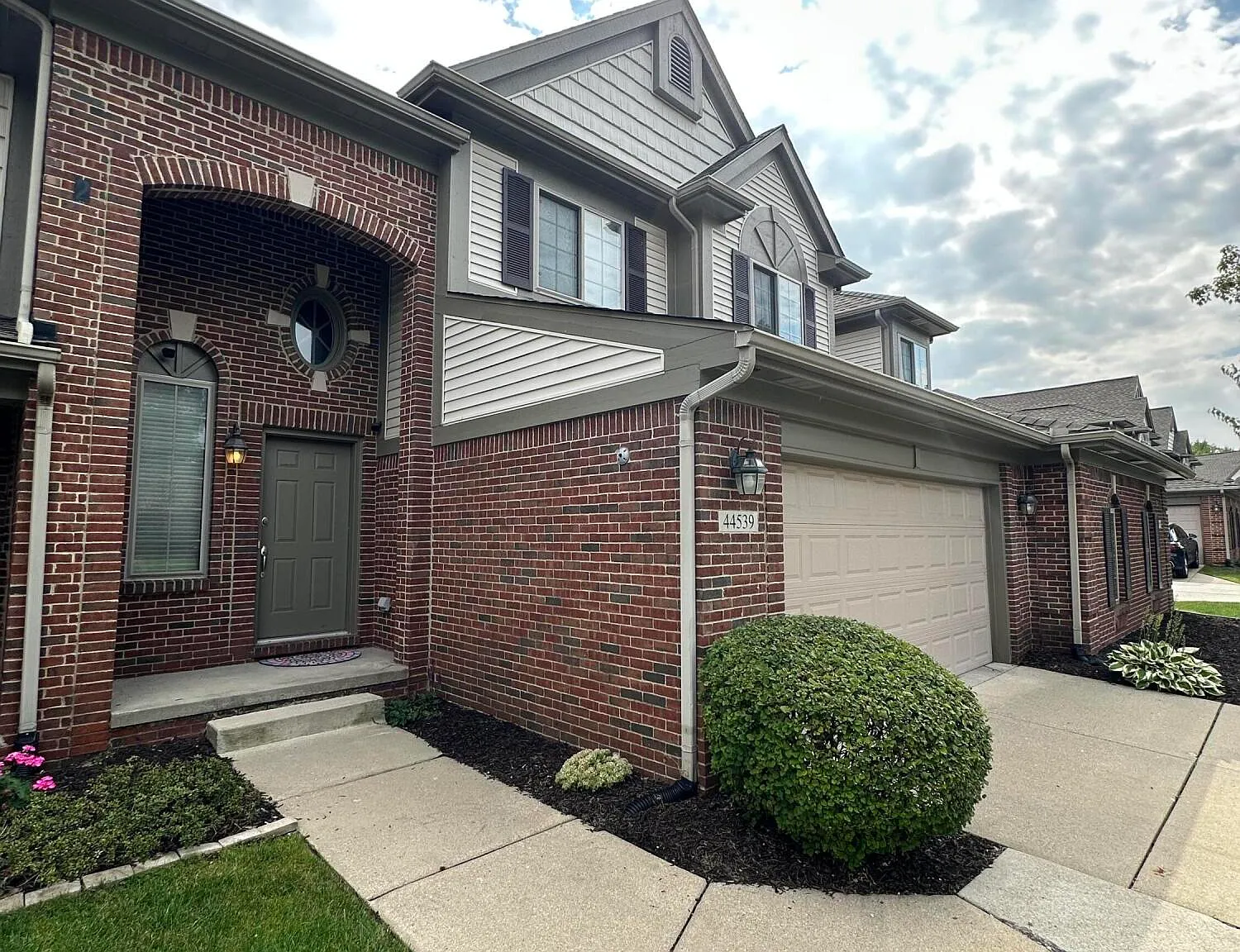 3 bed, 2.5 bath, 2541 sqft, $2,900 — Photo 2