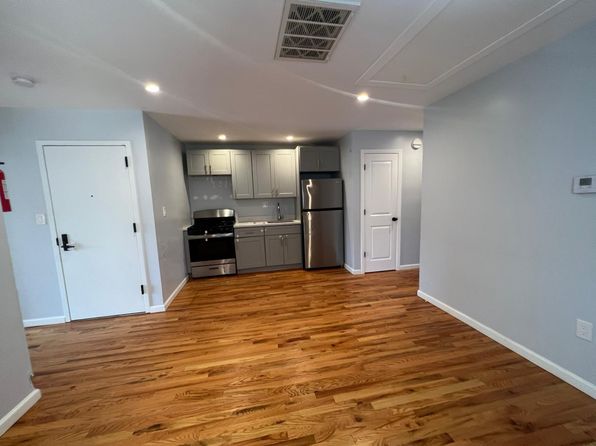738 Lyons Ave #2L
