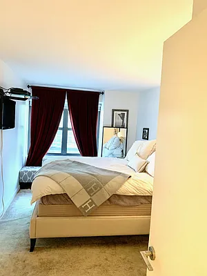 Rented by Manhattan Apartment Organization | media 127