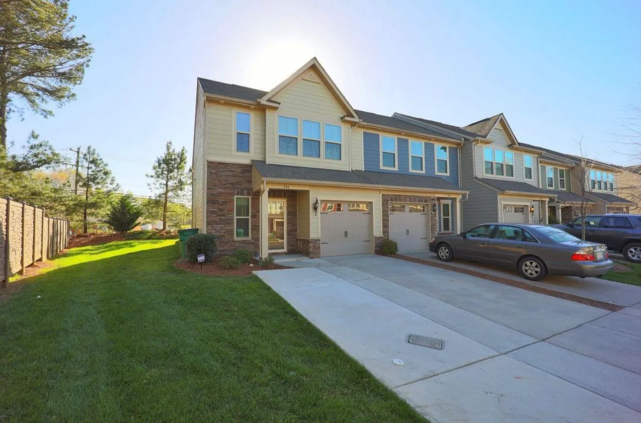 3 bed, 2.5 bath, 1804 sqft, $2,400 — Photo 3