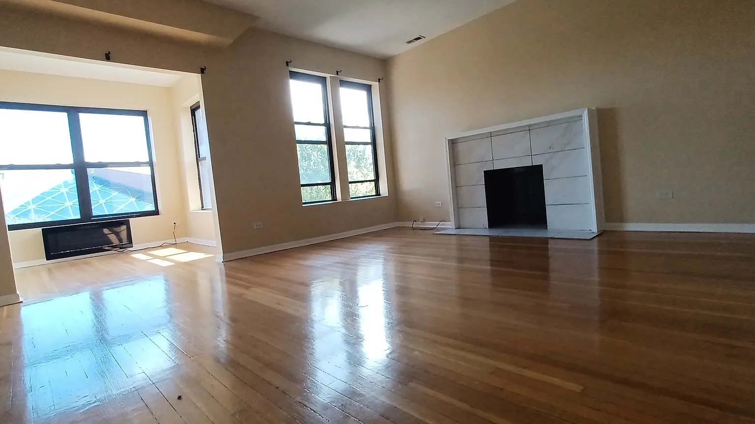 4 bed, 2400 sqft, $3,000 — Photo 2