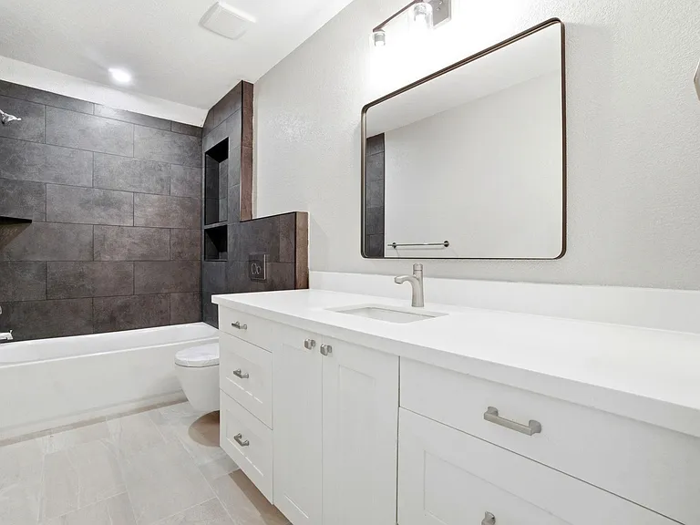502 Louisa St — Photo 34