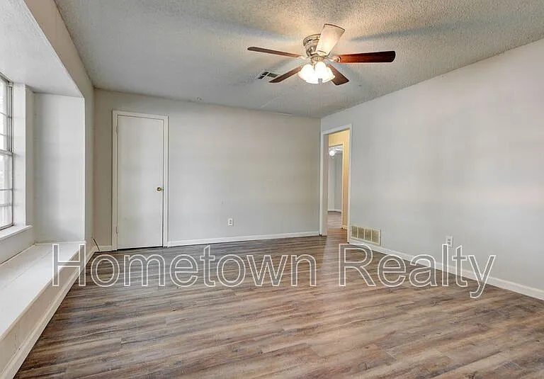 208 W Shadywood Dr — Photo 5