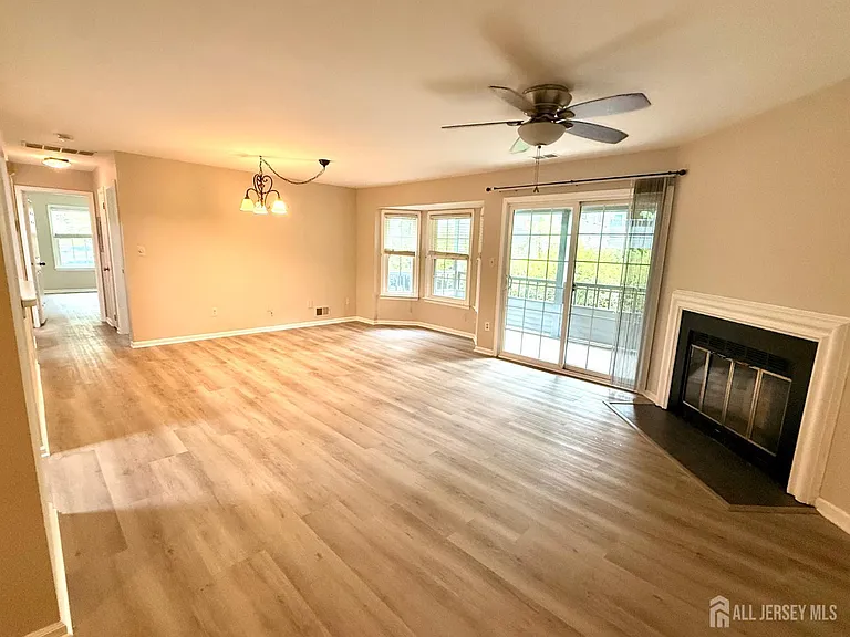 902 Woodhaven Dr — Photo 2
