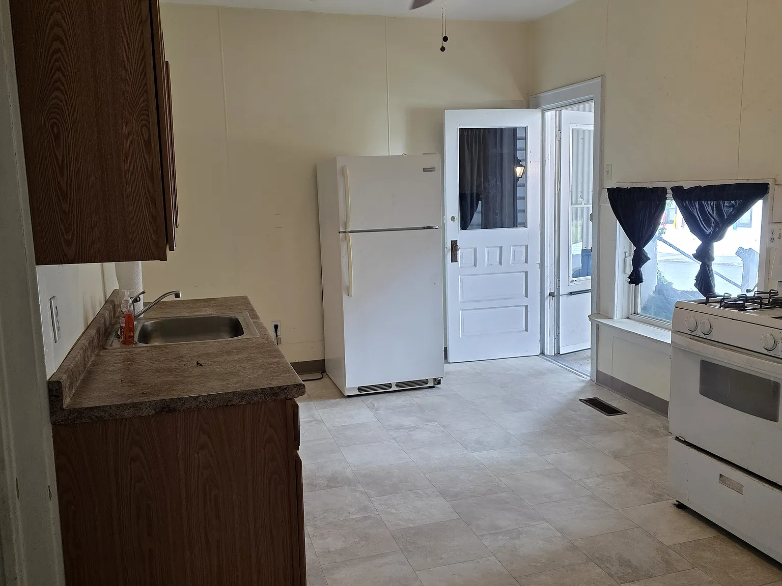 2 bed, 1200 sqft, $1,400 — Photo 2