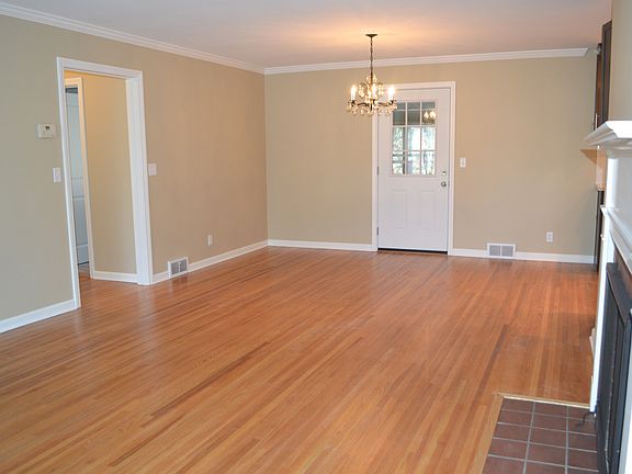 4th image of 1034 Lawrence Ave