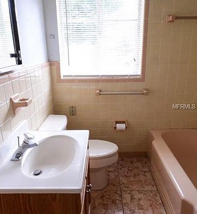 5th image of 220 Poinciana Cir