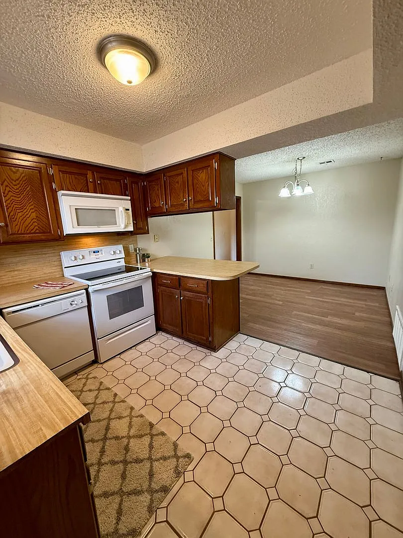 Spacious 3 Bedroom, 2 Bath Home in Moore! — Photo 2