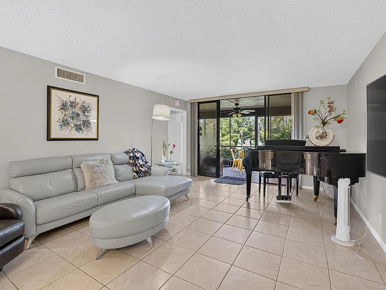 7473 Glendevon Ln #402 — Photo 8