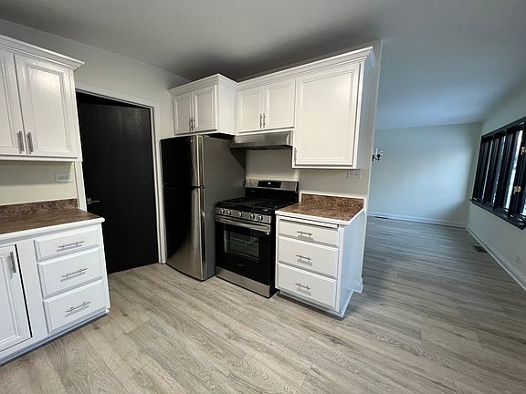 5th image of 7913 W 97th Pl