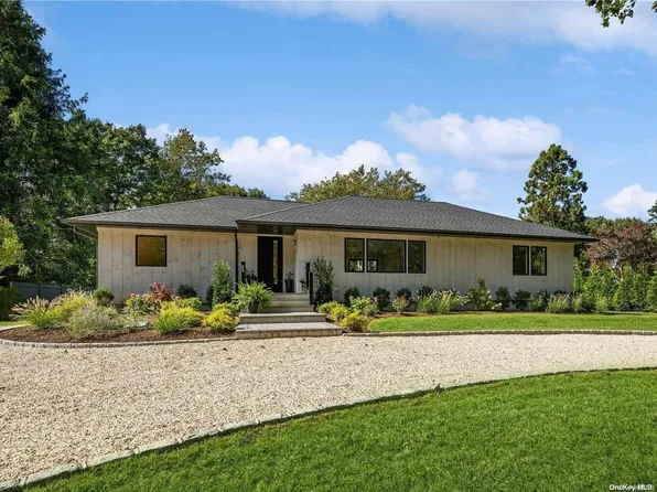 470 Harbor Ln, Cutchogue, NY 11935