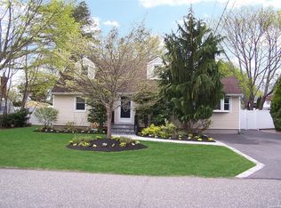 114 Foster Rd, Ronkonkoma, NY 11779