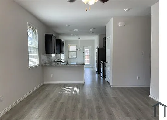3 bed, 1600 sqft, $2,400 — Photo 1