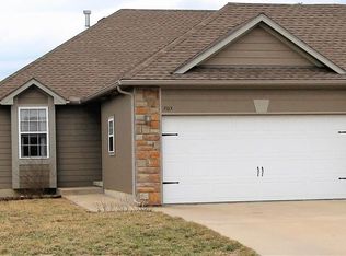 803 N Willow Point Cir, Tonganoxie, KS 66086