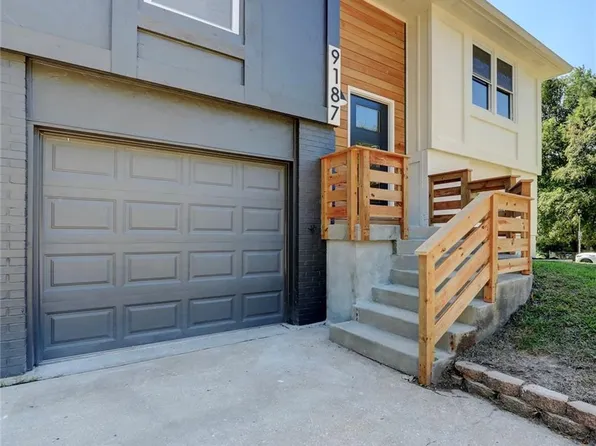 9187 W 85th St, Overland Park, KS 66212