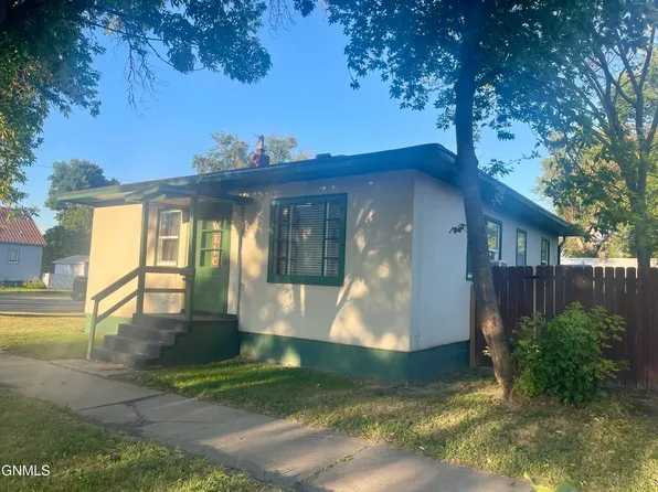 624 4th Ave NW, Jamestown, ND 58401