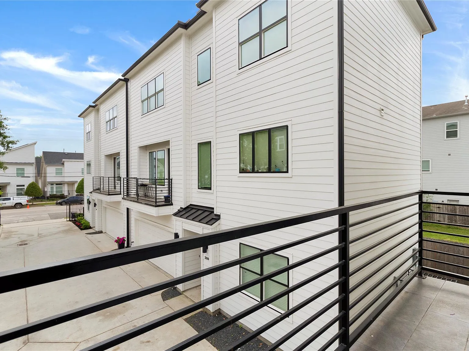 3 bed, 3.5 bath, 2408 sqft, $3,299 — Photo 3
