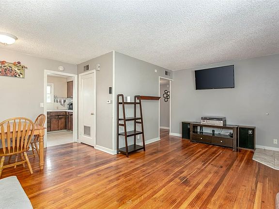 4th image of 109 S Vancouver St