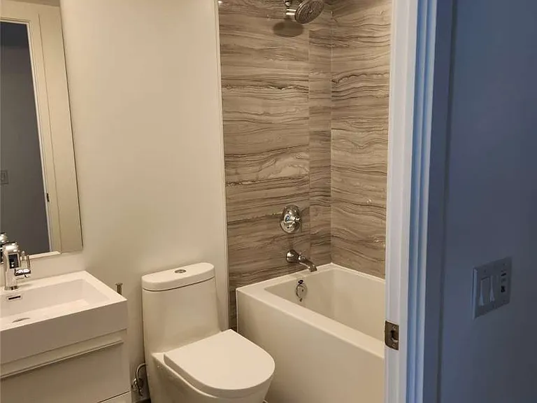 39 Roehampton Ave #2402 — Photo 5