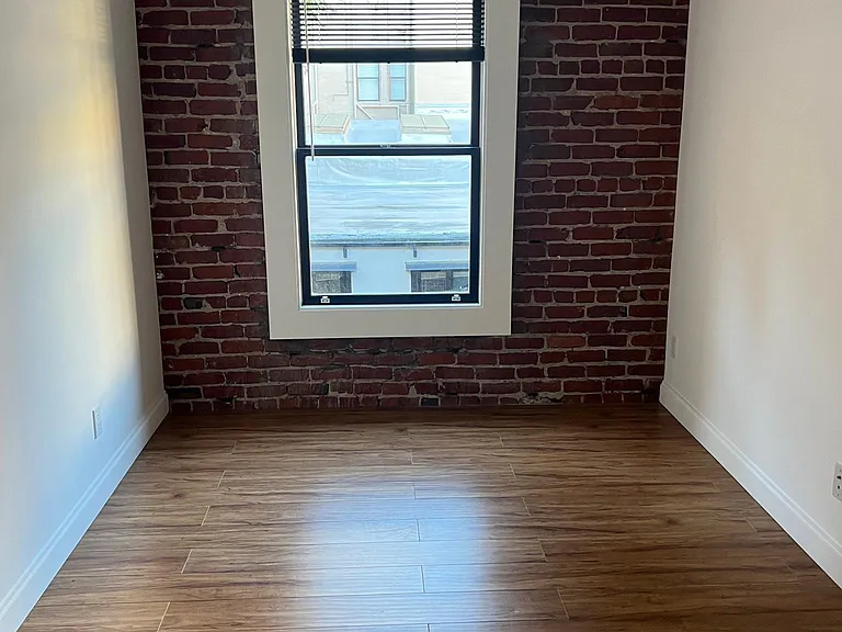 920 Montgomery St #211 — Photo 6