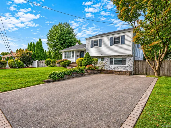 17 Marlowe Place, Greenlawn, NY 11740