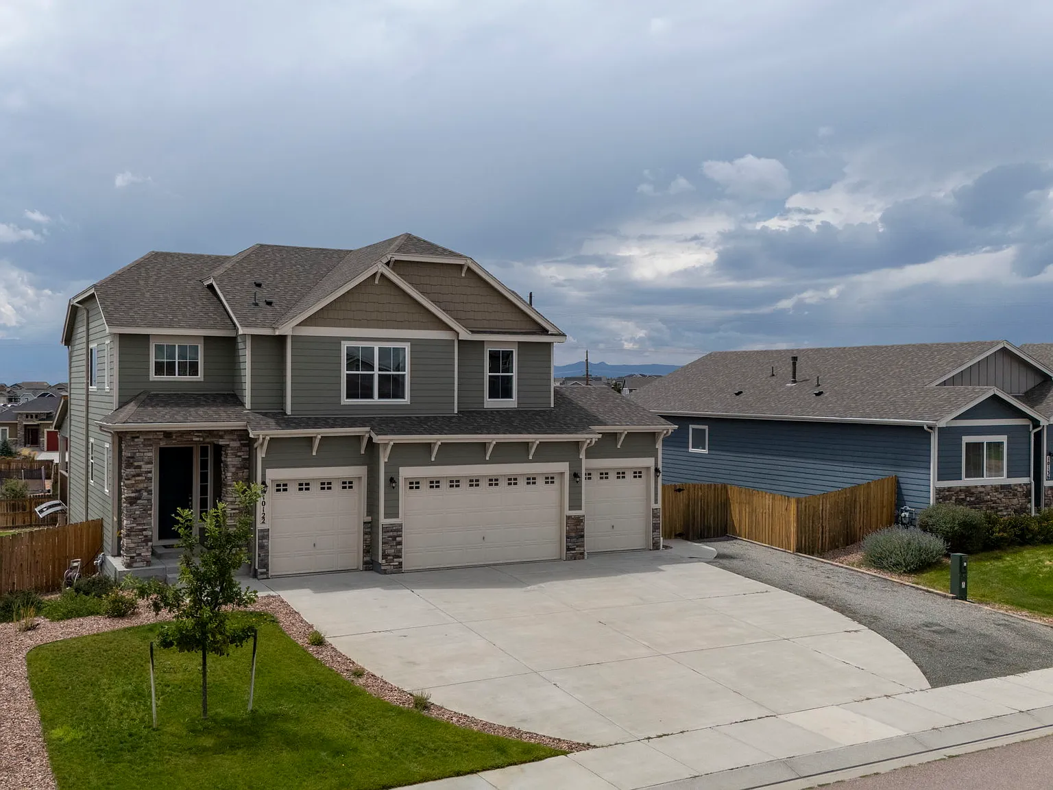 5 bed, 3.5 bath, 3277 sqft, $4,200 — Photo 2