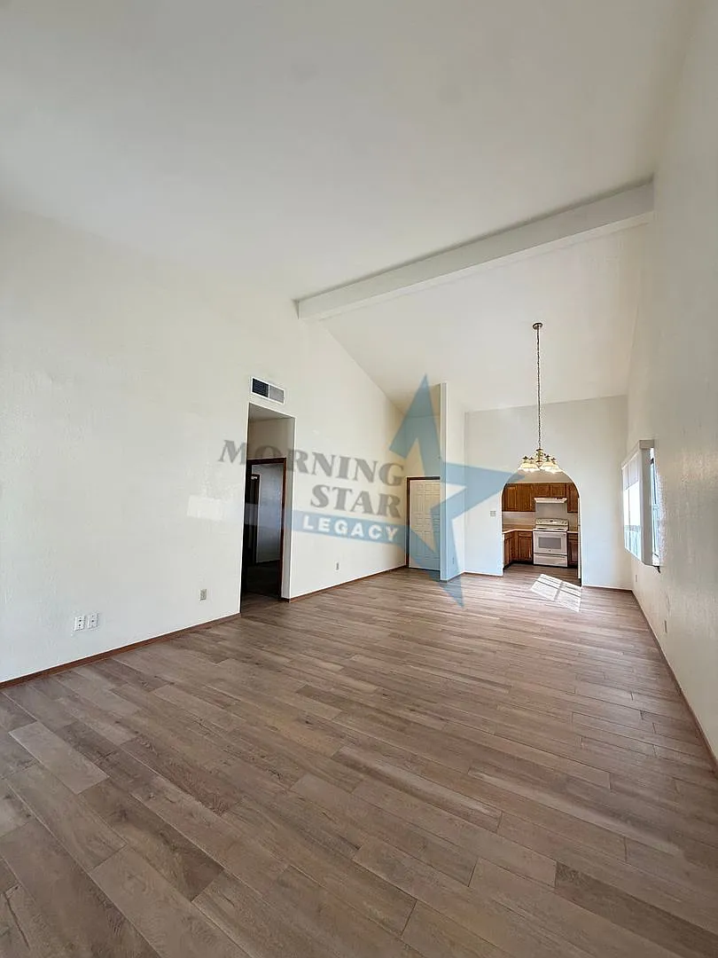 Charming 3 Bedroom Home - Location, Location, Location! — Photo 4