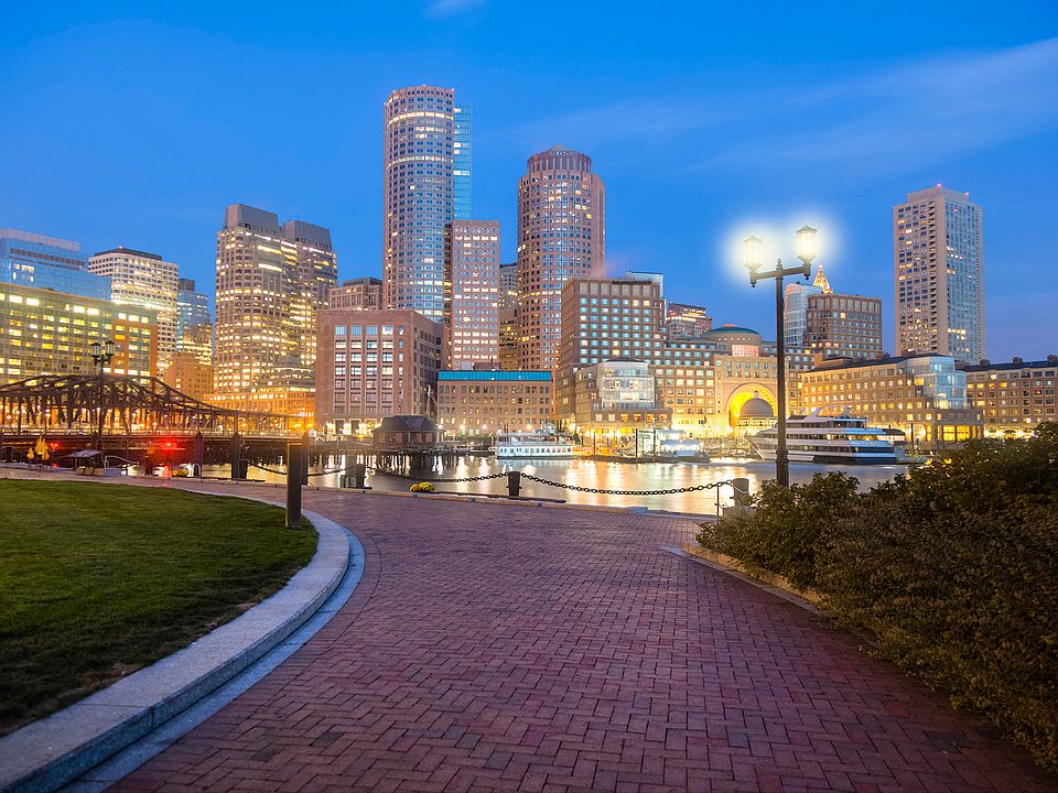 Minutes from the Harborwalk