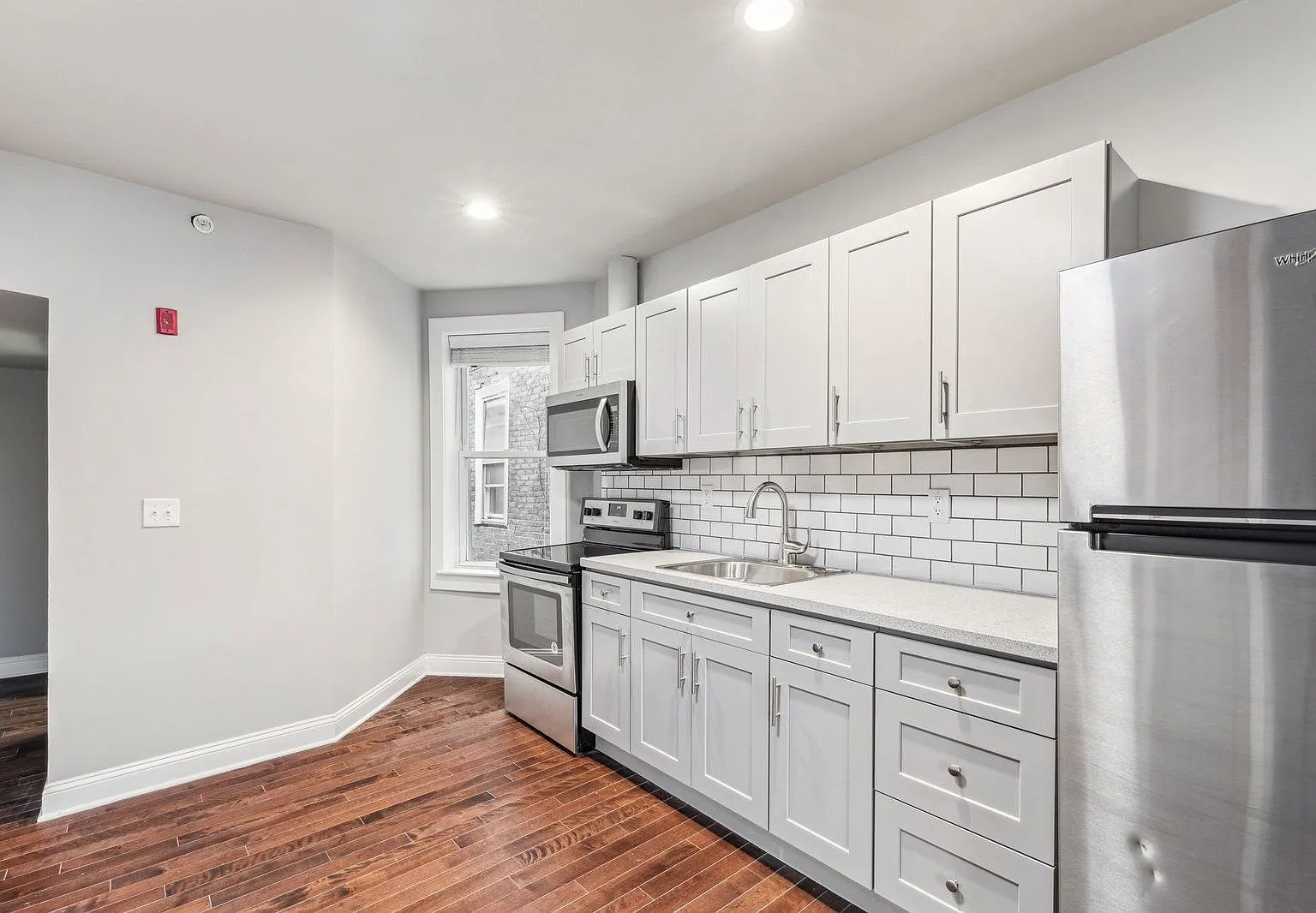 2 bed, 1.0 bath, 900 sqft, $1,250 — Photo 2