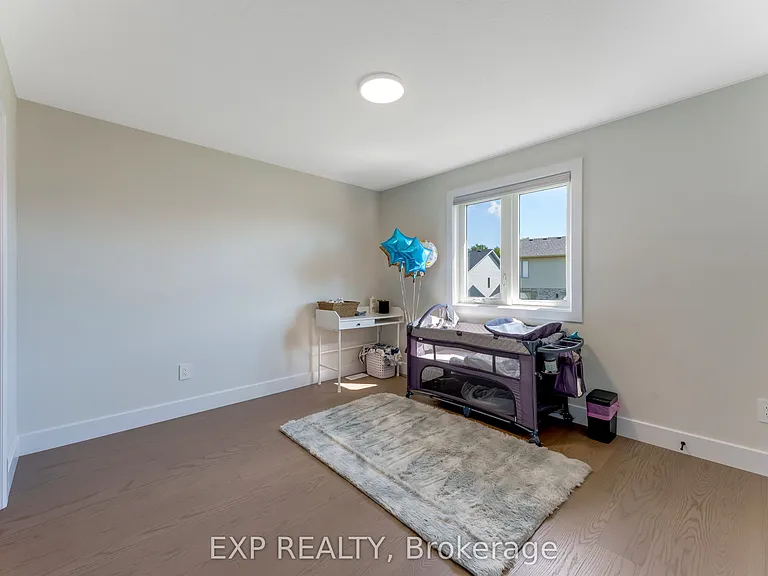 266 Hesselman Cres — Photo 34
