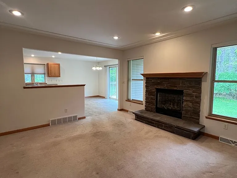 137 E Charles St — Photo 15