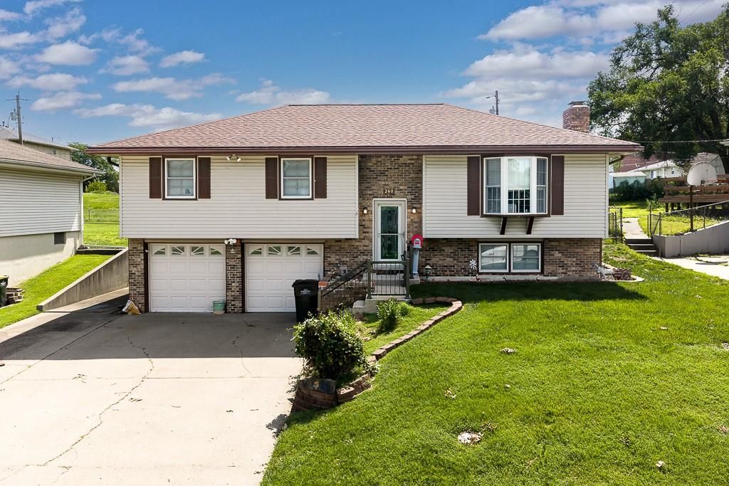 260 Holiday Dr, Lansing, KS - View 2