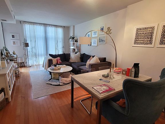 5th image of 1021 N Garfield St APT 720