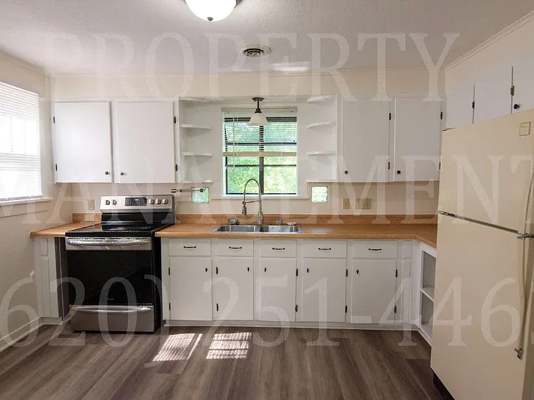 914 W 4th St — Photo 12