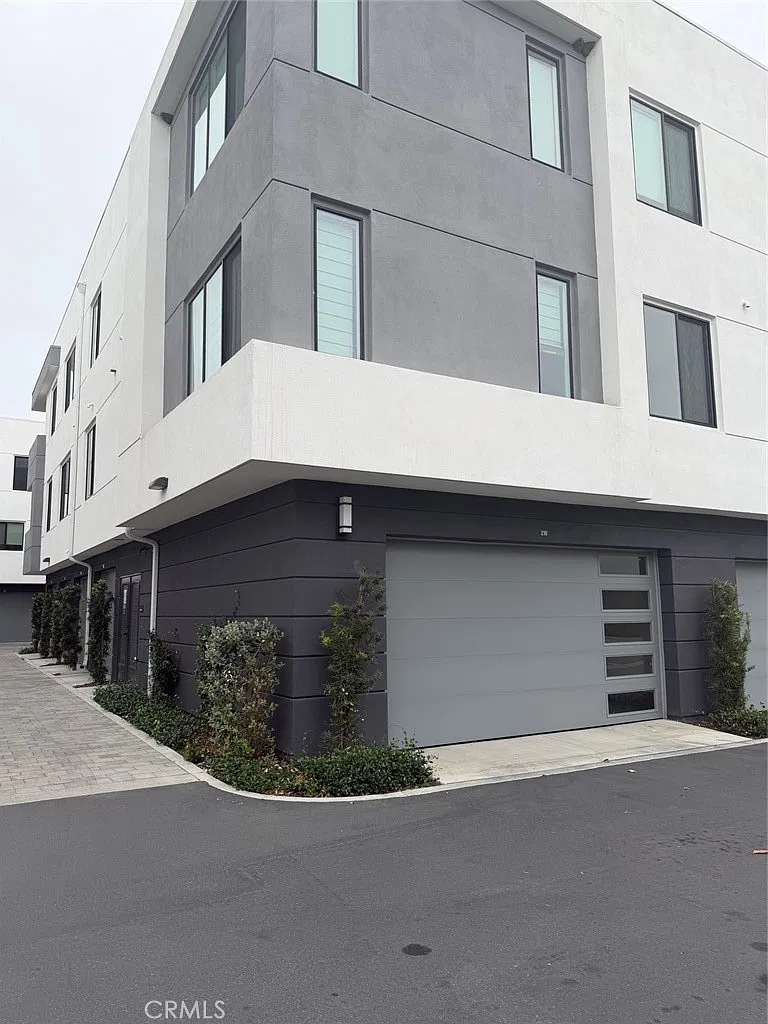3 bed, 1894 sqft, $5,200 — Photo 2