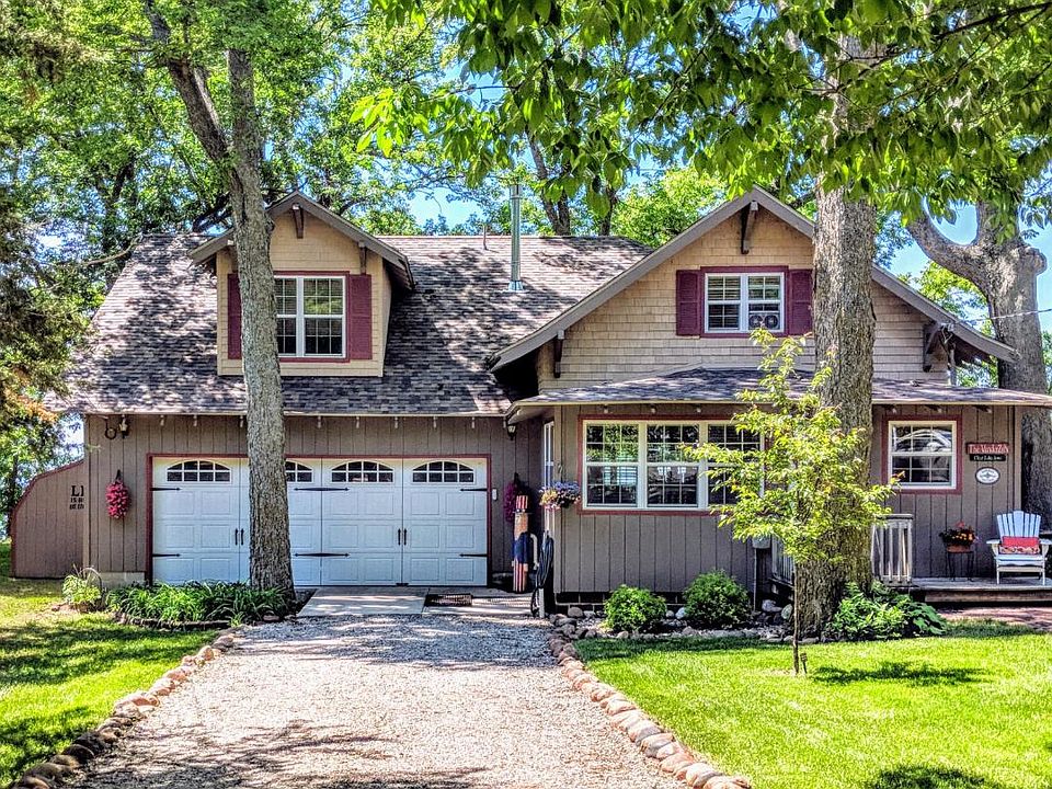 Cottage, street side