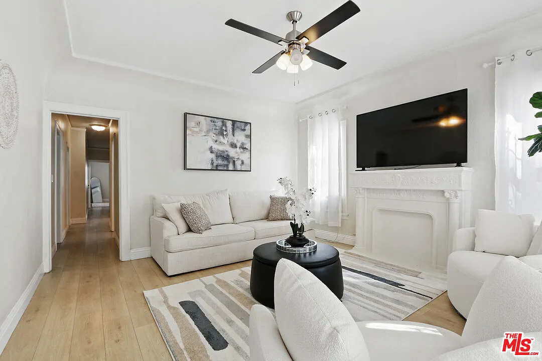 2 bed, 1.0 bath, 1070 sqft, $3,300 — Photo 2