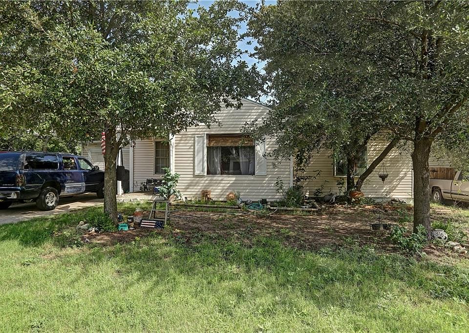 1st image of 2609 Poinsettia Dr