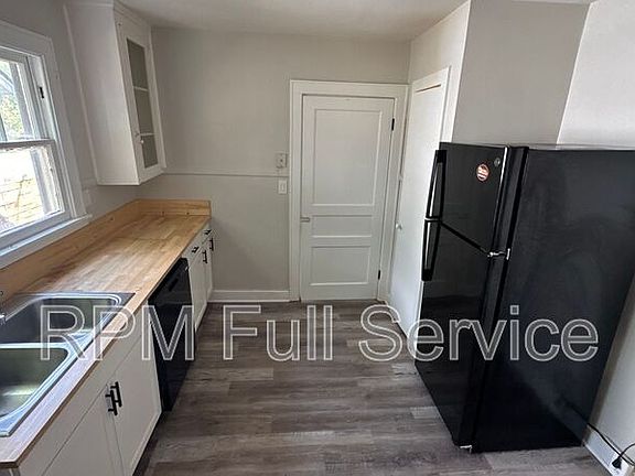 3rd image of 423 Maple St Unit B
