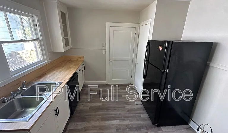 423 Maple St #B — Photo 3