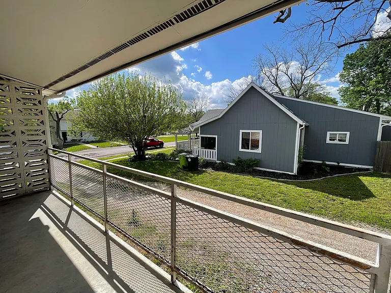 708 E Walnut St #203 — Photo 3