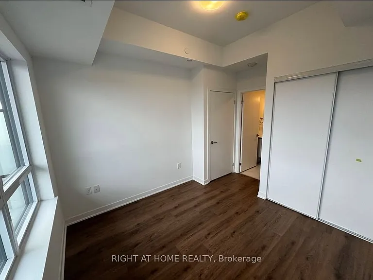 395 Dundas St W #711 — Photo 17