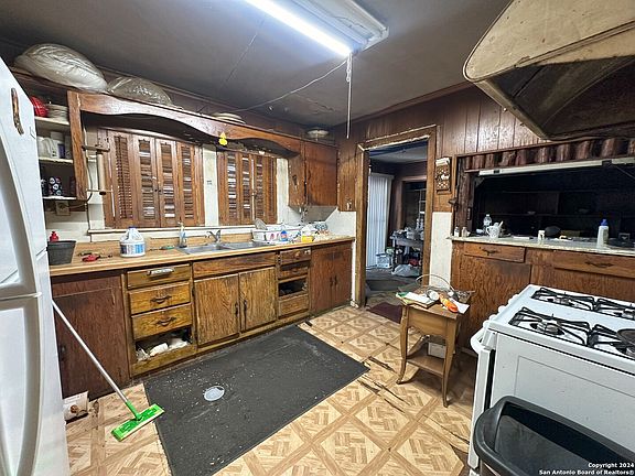 3rd image of 317 REGENT