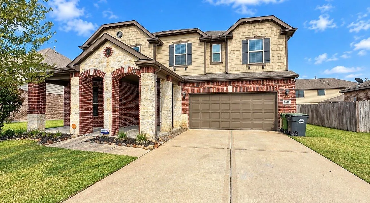 4 bed, 2.5 bath, 2933 sqft, $2,975 — Photo 2