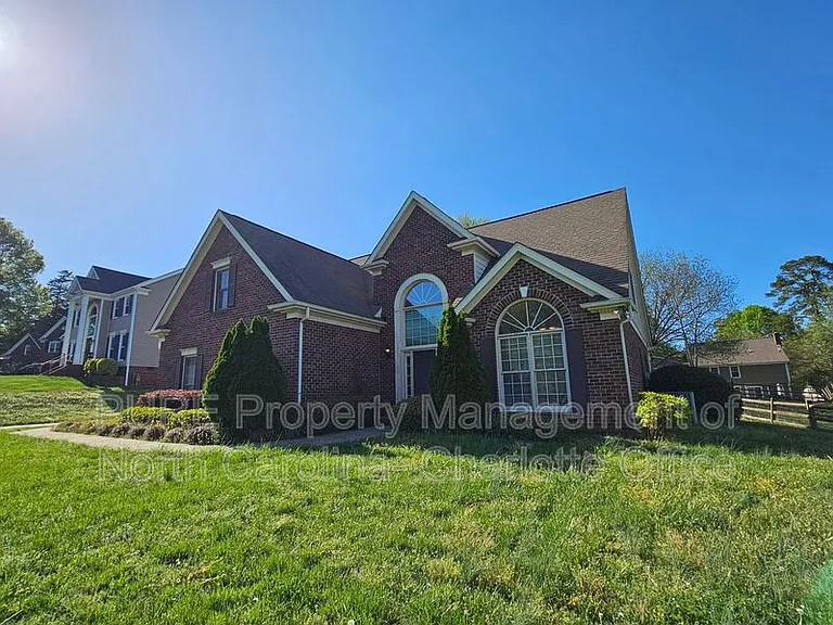 151 Woodfern Pl — Photo 4